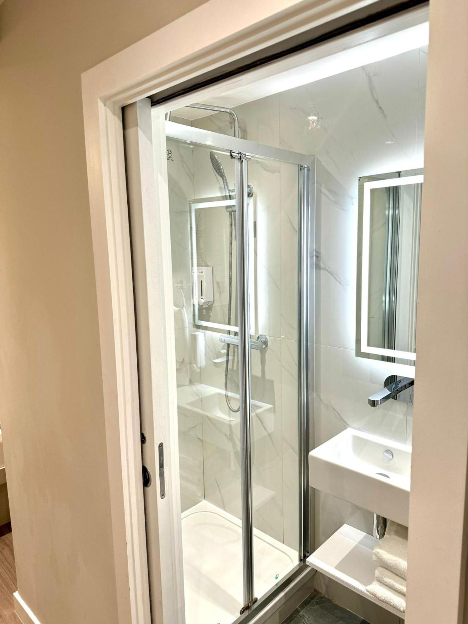 Nox Richmond Aparthotel Richmond  Ngoại thất bức ảnh